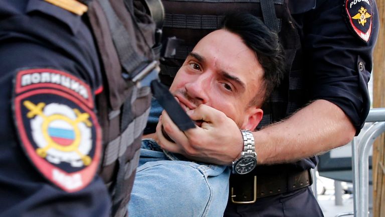 Des policiers arrêtent un manifestant lors d'un rassemblement non autorisé demandant aux candidats indépendants et aux candidats de l'opposition de se porter candidats aux élections locales de septembre au centre-ville de Moscou le 27 juillet 2019. (Photo de Maxim ZMEYEV / AFP) (Le crédit photo devrait correspondre à MAXIM ZMEYEV / AFP / Getty Images)
