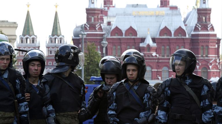 La police anti-émeute bloque une zone lors d'un rassemblement non autorisé demandant aux candidats indépendants et aux candidats de l'opposition de se présenter aux élections locales de septembre au centre-ville de Moscou le 27 juillet 2019. (Photo: Kirill KUDRYAVTSEV / AFP) / AFP / Getty Images)
