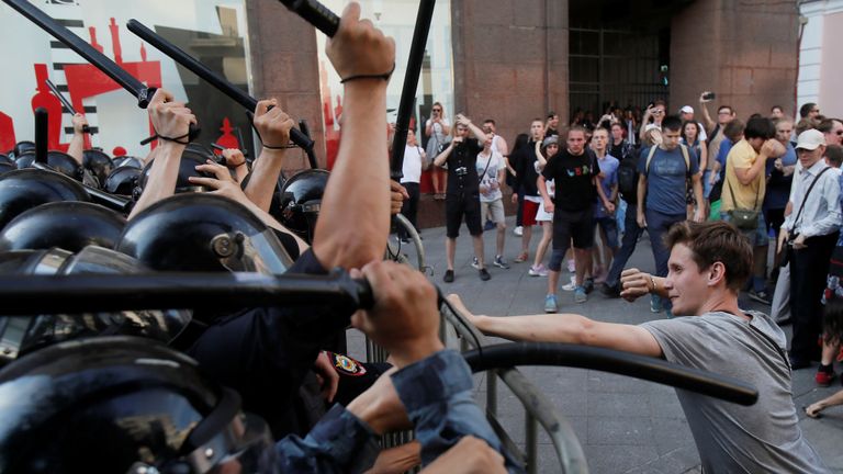 IDENTIFICATEUR DE SYSTÈME: RTX718KVCODE: RC1EBCD86BB0MEDIA DATE27 juil. 2019PHOTOGRAPHE: Maxim ShemetovHEADLINE: Manifestation pour que les candidats de l'opposition soient inscrits aux élections à la Douma de la ville de Moscou à MoscouSIZE: 5063px × 3547px (~ 51 Mo)
42,8 cm × 30,0 cm (300 dpi)