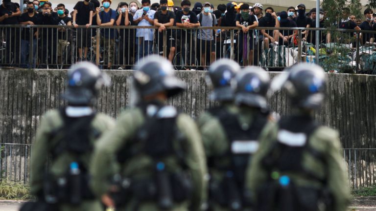 La police anti-émeute observe les manifestants se rassembler à Yuen Long
