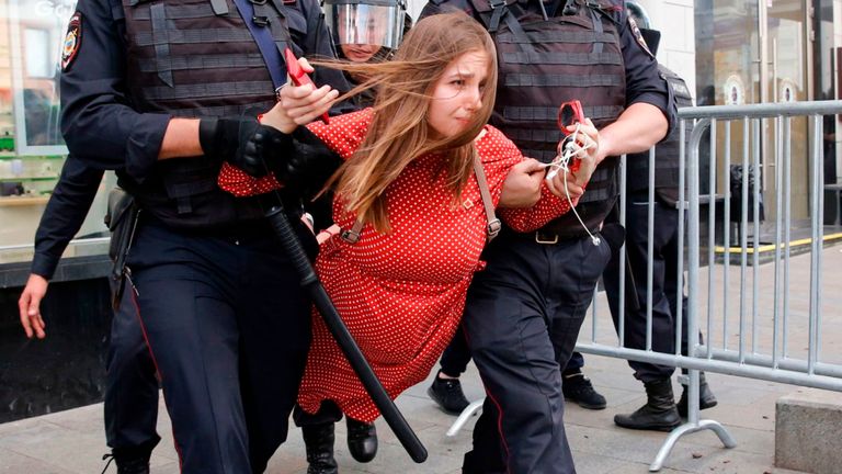Des policiers arrêtent un manifestant lors d'un rassemblement non autorisé demandant aux candidats indépendants et aux candidats de l'opposition de se porter candidats aux élections locales de septembre au centre-ville de Moscou le 27 juillet 2019. (Photo de Maxim ZMEYEV / AFP) (Le crédit photo devrait correspondre à MAXIM ZMEYEV / AFP / Getty Images)
