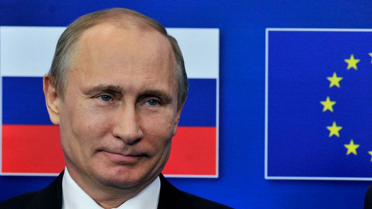 Le président russe Vladimir Poutine (à gauche) pose le 28 janvier 2014 avant un sommet UE-Russie au siège de l'UE à Bruxelles. 