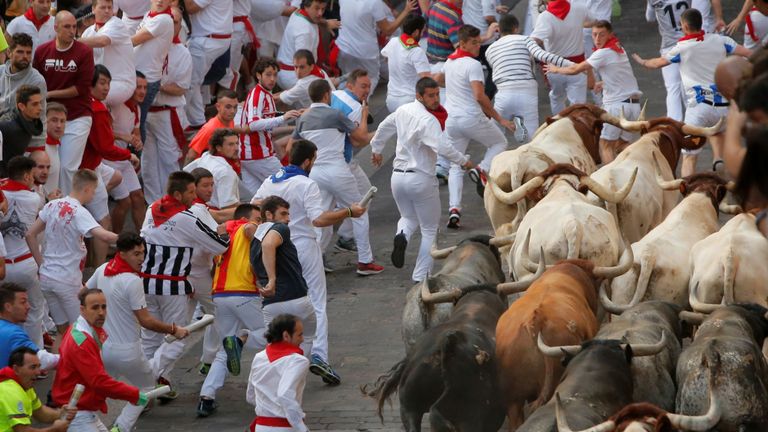 Les coureurs laissent les taureaux les dépasser le dernier jour de la fête de San Fermin