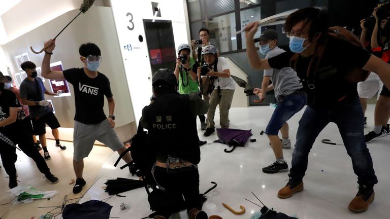 Des manifestants se sont affrontés avec la police anti-émeute dans un centre commercial du continent