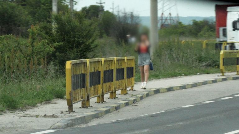 Plan générique d'une jeune travailleuse du sexe au bord de la route à Craiova (remarque: visages flous intentionnellement pour protéger les identités)
