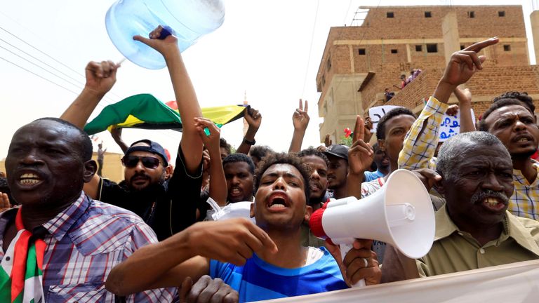 Des dizaines de milliers de manifestants ont défilé à Khartoum contre le régime militaire