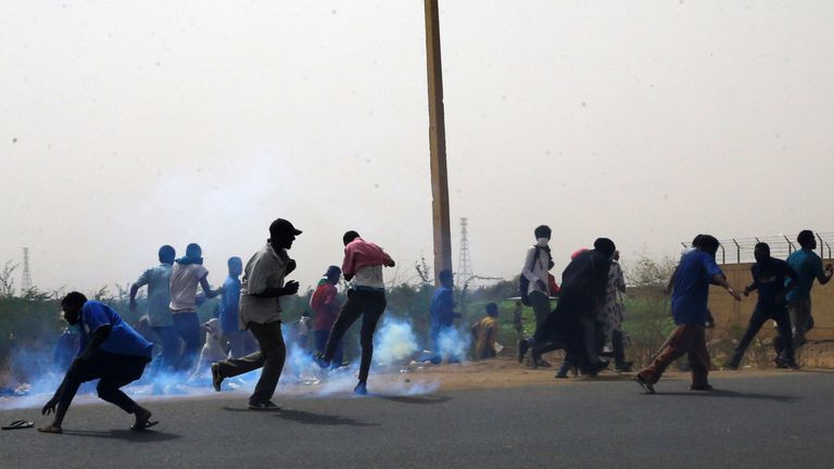 Les manifestants évitent les bombes lacrymogènes tirées pendant la manifestation