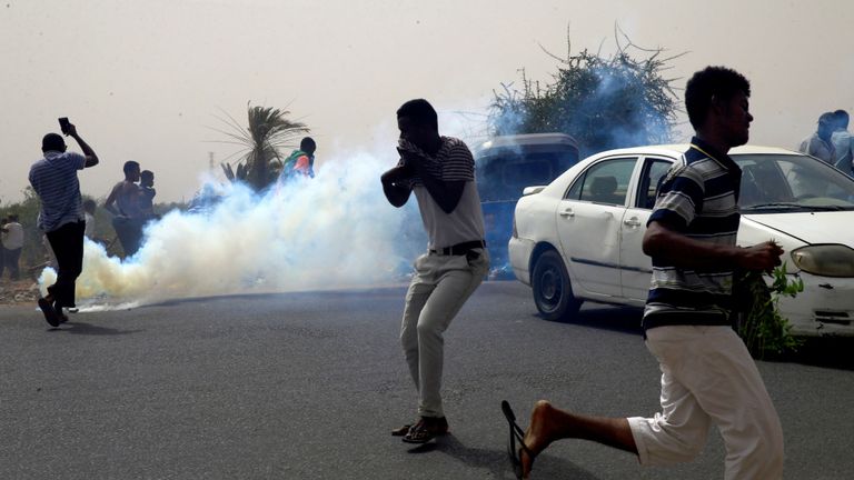 Les autorités ont tiré des gaz lacrymogènes pour disperser les manifestants