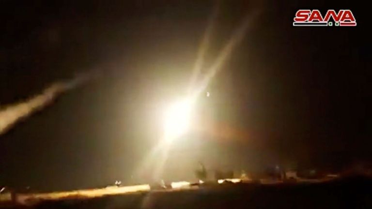 Des images de Syrie montrent que ce qui semblait être un missile sol-air était une cible frappante après leur lancement de Homs