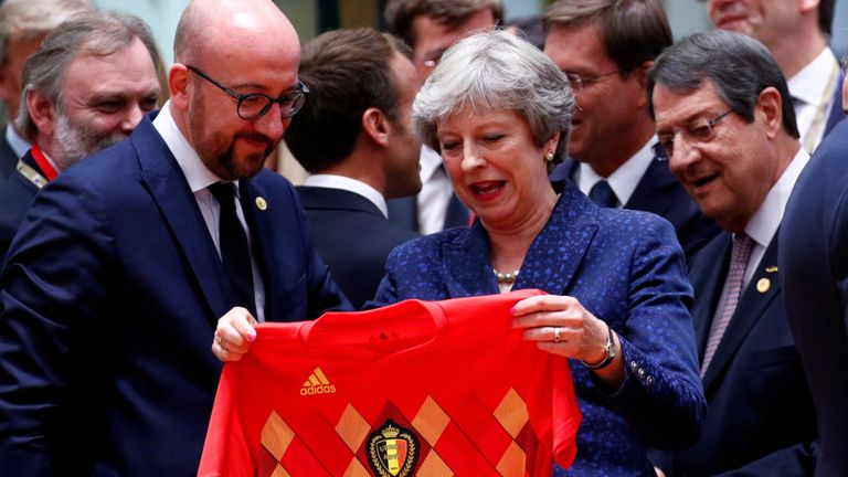 Le Premier ministre britannique Theresa May reçoit le maillot de l'équipe nationale de Belgique du Premier ministre belge Charles Michel lors de la réunion au sommet des dirigeants de l'Union européenne à Bruxelles, le 28 juin 2018. REUTERS / Francois Lenoir