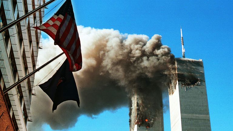 De la fumée s'échappe du World Trade Center après avoir été touchée par deux avions 11 septembre 2001 