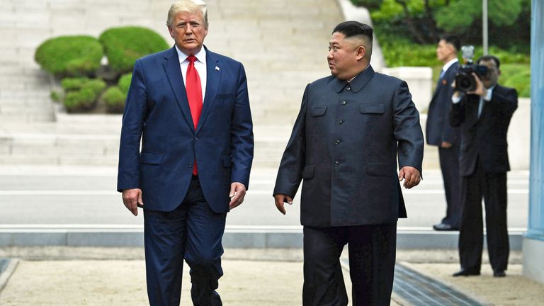 Le chef de la Corée du Nord, Kim Jong Un, se dirige vers le sud avec le président américain Donald Trump, après que celui-ci soit brièvement entré dans le nord de la ligne de démarcation militaire qui sépare la Corée du Nord et la Corée du Sud, dans la zone de sécurité commune de Panmunjom dans le quartier démilitarisé (Zone démilitarisée) le 30 juin 2019. (Photo de Brendan Smialowski / AFP) (Le crédit photo devrait correspondre à BRENDAN SMIALOWSKI / AFP / Getty Images)