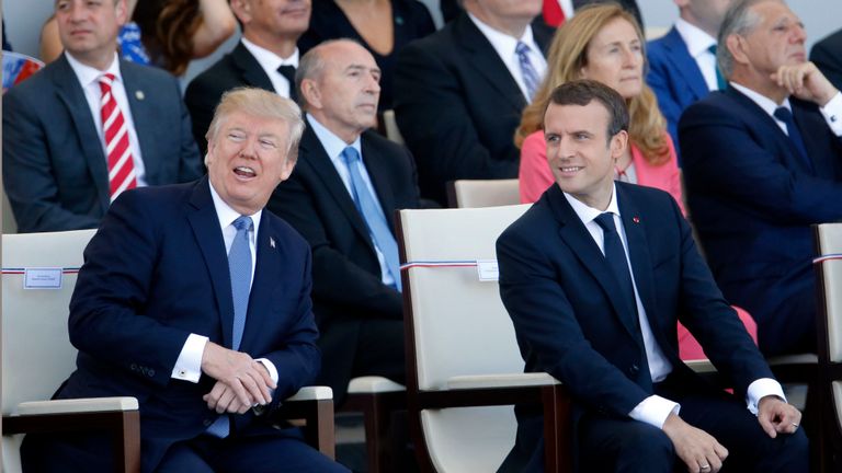 Le président des États-Unis, Donald Trump, et le président français, Emmanuel Macron, assistent au traditionnel défilé militaire du 14 juillet sur les Champs-Élysées, le 14 juillet 2017, à Paris, en France. Le 14 juillet, la fête nationale française commémore le 100e anniversaire de l'entrée des États-Unis d'Amérique dans la Première Guerre mondiale.