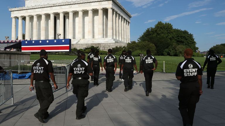 Les ouvriers de l’événement se rendent au Lincoln Memorial avant la célébration du salut à l’Amérique du 4 juillet, le 3 juillet 2019 à Washington, DC. Le président Trump prononcera un discours devant le mémorial avec le matériel militaire exposé, y compris les chars d'assaut et les survols par avion militaire