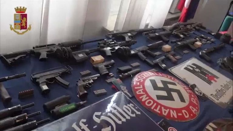 Officiers avec une arme à feu