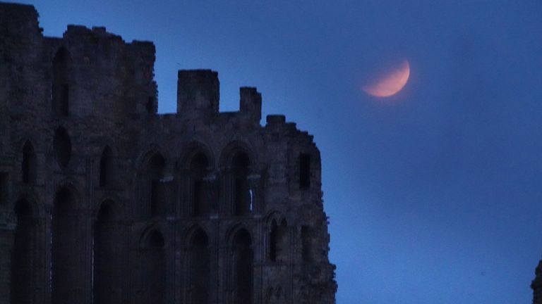 Une éclipse lunaire partielle est visible au-dessus du prieuré de Tynemouth, à l'occasion du 50e anniversaire du lancement d'Apollo 11 dans le cadre de sa mission lunaire.