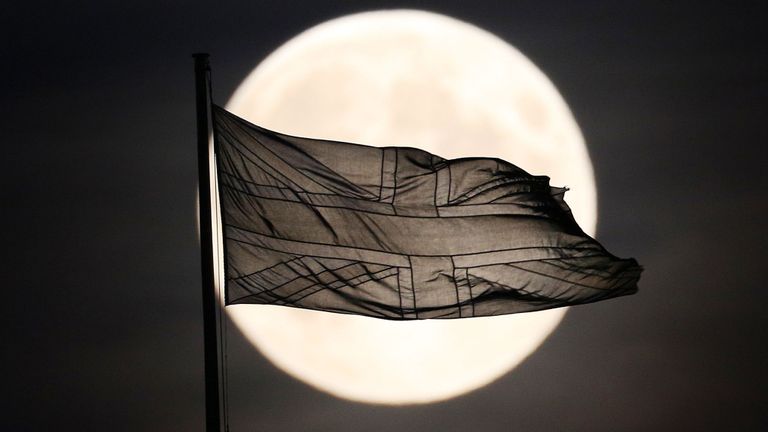 Londres, Angleterre - 08 septembre: Un drapeau de l'Union flotte à la vue de la presque pleine lune à Whitehall le 8 septembre 2014 à Londres, en Angleterre. Une super lune ou une lune de récolte implique une pleine lune qui coïncide avec son approche la plus proche de la Terre sur son orbite elliptique. Il s'agit de la troisième apparition d'une super lune cette année. Elle se déroule entièrement ce soir. (Photo de Peter Macdiarmid / Getty Images)
