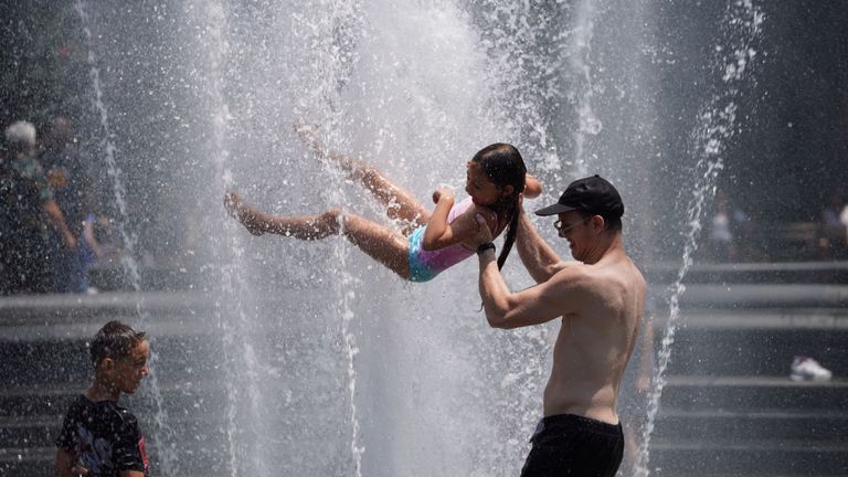 Les gens se calmer à une fontaine sur Washington Square Park