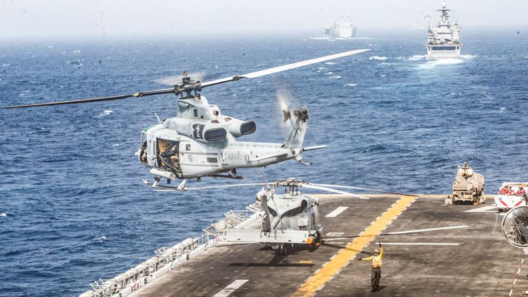 Un hélicoptère Venom UH-1Y avec l'escadron marin de type Tiltrotor moyen (VMM) 163 (renforcé), la 11ème unité de marine expéditionnaire (MEU), décolle du poste de pilotage du navire d'assaut amphibie USS Boxer (LHD 4) pendant son transit par le détroit de Ormuz dans le golfe d'Oman, mer d'Oman