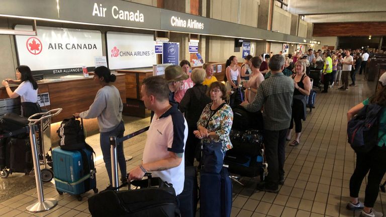Les passagers d’un vol d’Air Canada à destination de l’Australie ont été détournés à Honolulu après environ 35 blessés au cours de turbulences