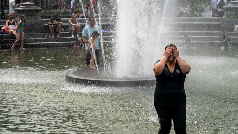 Les gens se calment à Washington Square Park, New York, alors que les températures commencent à monter