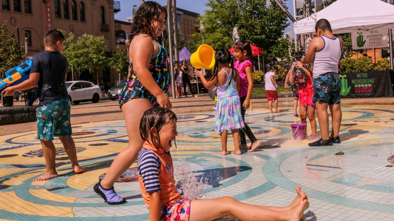 Des enfants jouent dans une fontaine du quartier de Columbia Heights à Washington DC