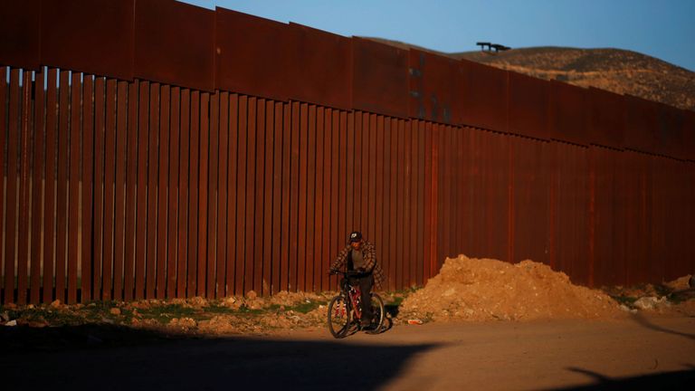 Certaines parties de la frontière ont déjà un mur, comme ici, divisant Tijuana et le comté de San Diego