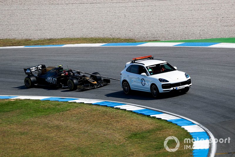 La voiture de Kevin Magnussen, Haas F1 Team VF-19, est remorquée vers les garages