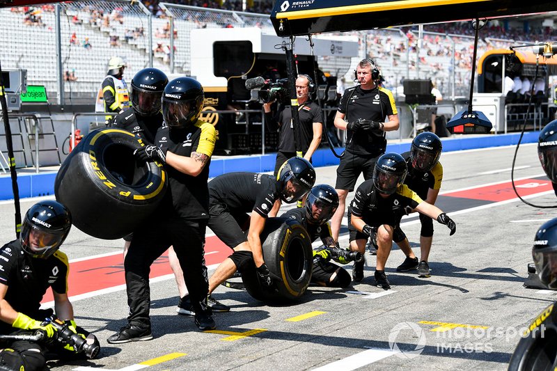 Léquipage des stands Renault se prépare pour une halte pendant les essais