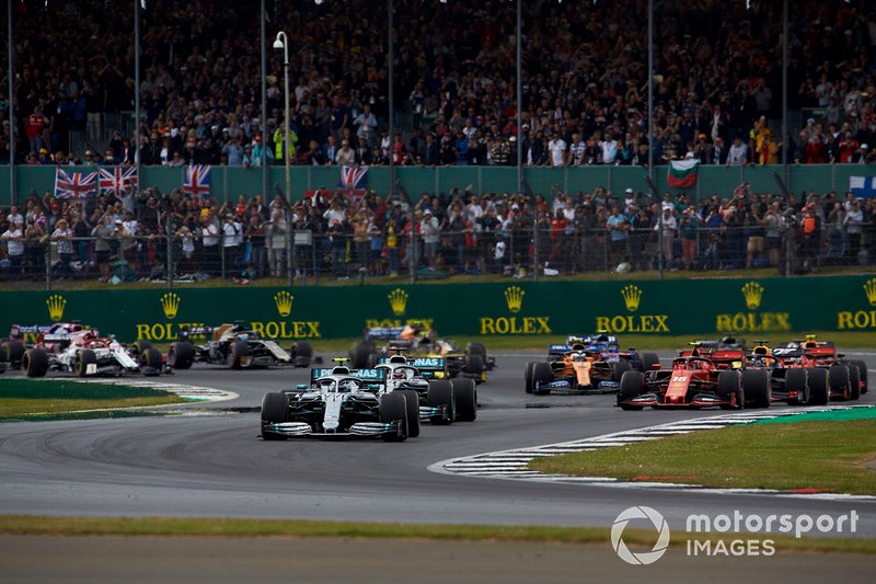 Valtteri Bottas, Mercedes AMG W10, mène Lewis Hamilton, Mercedes AMG F1 W10, Charles Leclerc, Ferrari SF90, Max Verstappen, Red Bull Racing RB15, Sebastian Vettel, Ferrari SF90, Pierre Gasly, Red Bull Racing RB15 et le reste du terrain au début