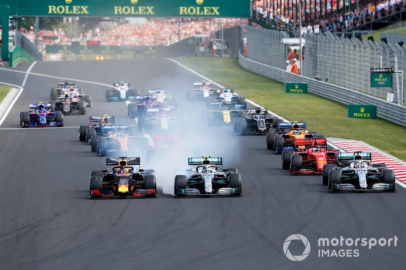 Max Verstappen et Red Bull Racing RB15 en tête de la Valtteri Bottas, de la Mercedes AMG W10, de Lewis Hamilton, de la Mercedes AMG F1 W10 et de Sebastian Vettel, de la Ferrari SF90 au début de la course 