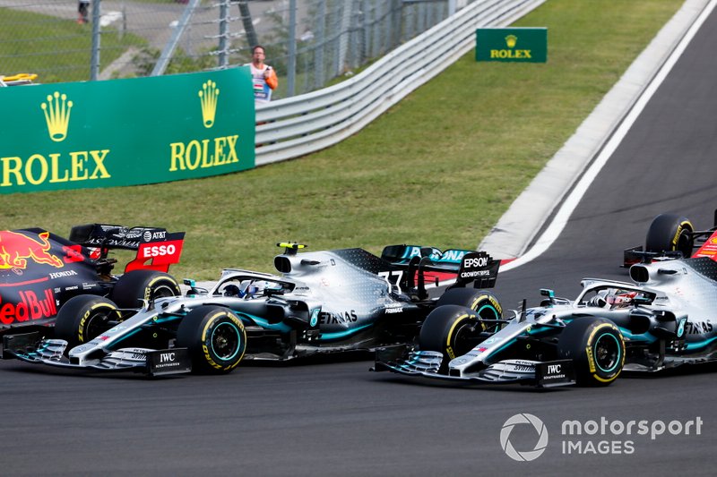 Max Verstappen, Red Bull Racing RB15, mène devant Valtteri Bottas, Mercedes AMG W10 et Lewis Hamilton, Mercedes AMG F1 W10, au départ