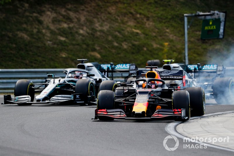 Max Verstappen et Red Bull Racing RB15 mènent Valtteri Bottas, Mercedes AMG W10 et Lewis Hamilton, Mercedes AMG F1 W10 au début de la course 