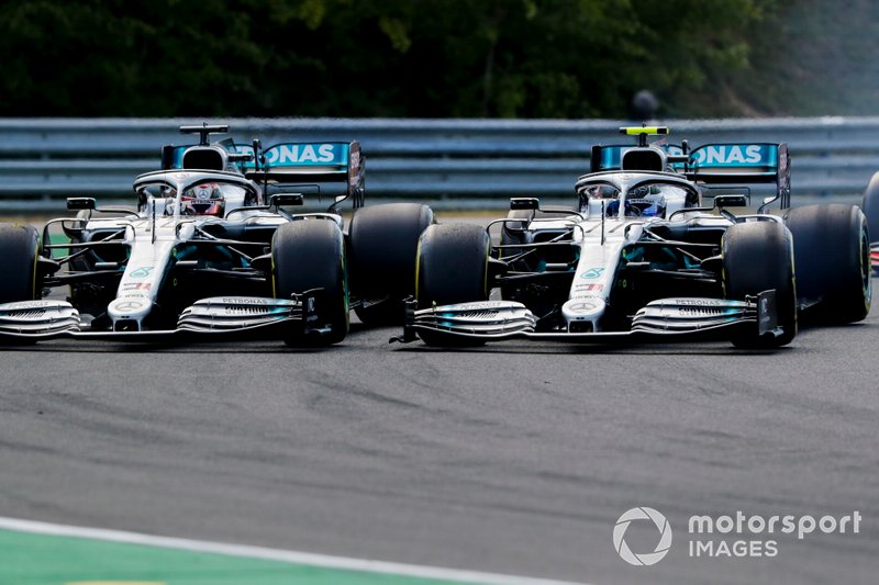 Lewis Hamilton, Mercedes AMG F1 W10, aux prises avec Valtteri Bottas, Mercedes AMG W10, au départ
