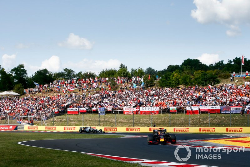 Max Verstappen, Red Bull Racing RB15, mène Lewis Hamilton, Mercedes AMG F1 W10