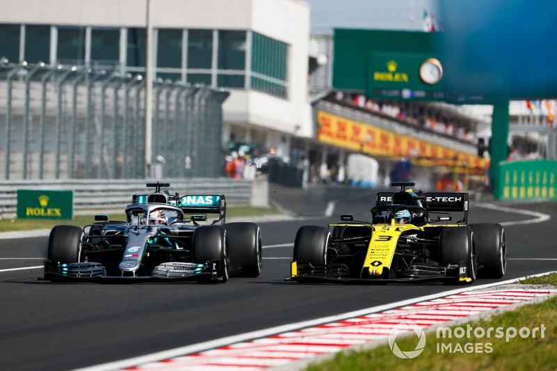 Lewis Hamilton, Mercedes AMG F1 W10, prend un tour pour Daniel Ricciardo, Renault F1 Team R.S.19