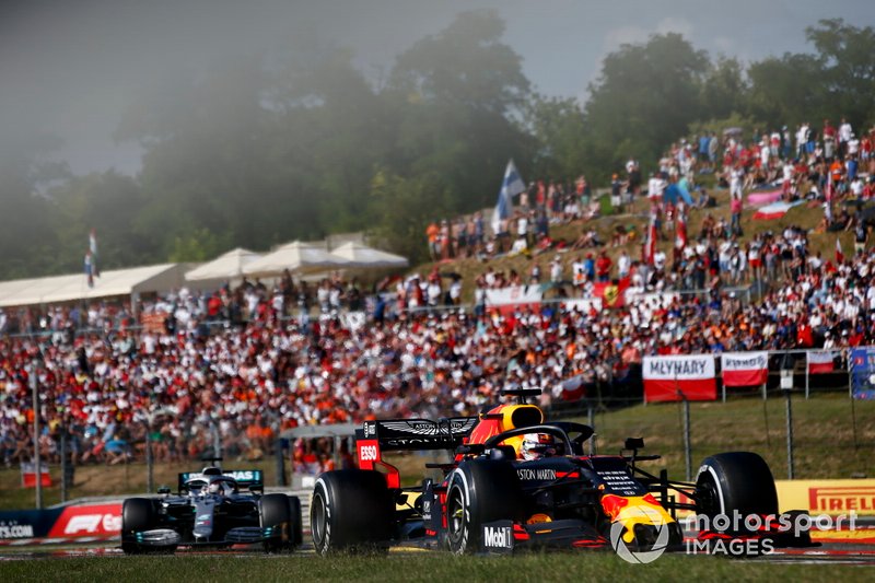 Max Verstappen, Red Bull Racing RB15 en tête Lewis Hamilton, Mercedes AMG F1 W10 