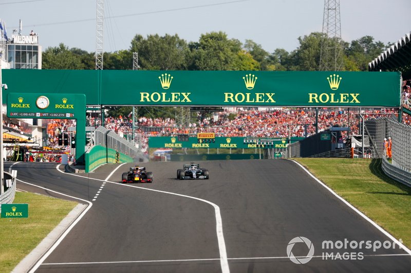 Lewis Hamilton et Mercedes AMG F1 W10 lemportent devant Max Verstappen et Red Bull Racing RB15