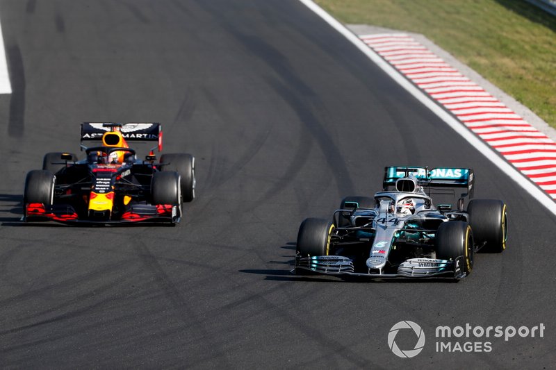 Lewis Hamilton et Mercedes AMG F1 W10 lemportent devant Max Verstappen et Red Bull Racing RB15