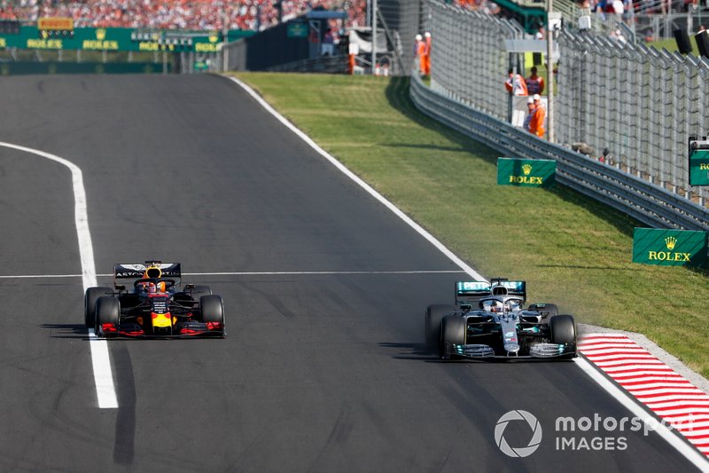 Lewis Hamilton et Mercedes AMG F1 W10 lemportent devant Max Verstappen et Red Bull Racing RB15