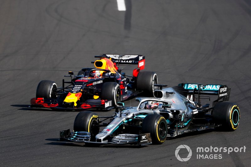 Lewis Hamilton et Mercedes AMG F1 W10 lemportent devant Max Verstappen et Red Bull Racing RB15