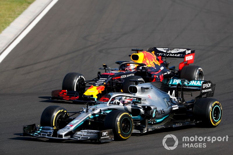 Lewis Hamilton et Mercedes AMG F1 W10 lemportent devant Max Verstappen et Red Bull Racing RB15