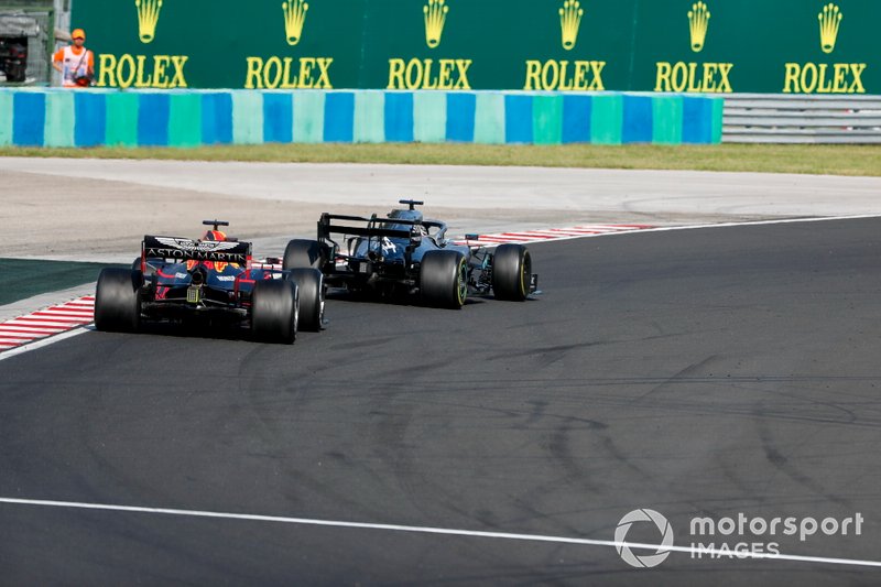 Lewis Hamilton et Mercedes AMG F1 W10 lemportent devant Max Verstappen et Red Bull Racing RB15