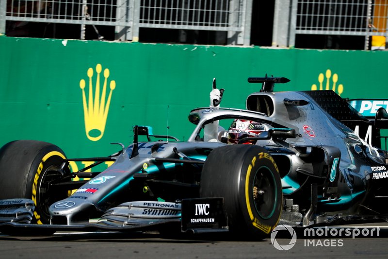 Vainqueur de la course Lewis Hamilton, Mercedes AMG F1 franchit la ligne darrivée