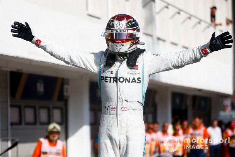 Le vainqueur de la course, Lewis Hamilton, Mercedes AMG F1 célèbre dans le Parc Fermé 