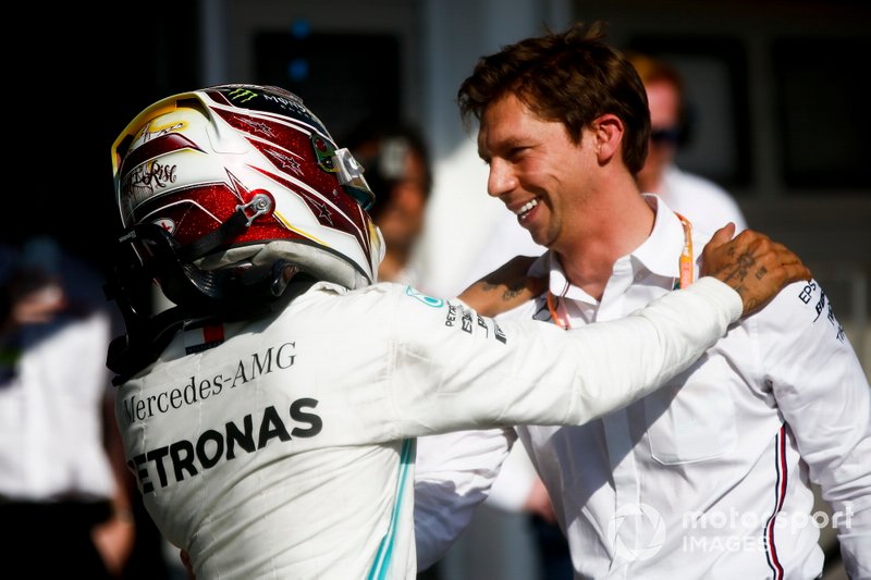 Lewis AMG, vainqueur de la course, Mercedes AMG F1 W10 célèbre à Parc Fermé avec James Vowles, directeur de la stratégie de sport automobile, Mercedes-AMG