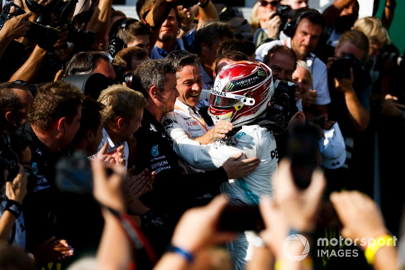 Lewis AMG, vainqueur de la course, Mercedes AMG F1 se rend au Parc Fermé avec son équipe 