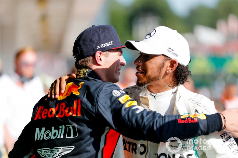 Max Verstappen, Lewis Hamilton, vainqueur de Red Bull Racing and Race, et Mercedes AMG F1 se célèbrent au Parc Fermé 