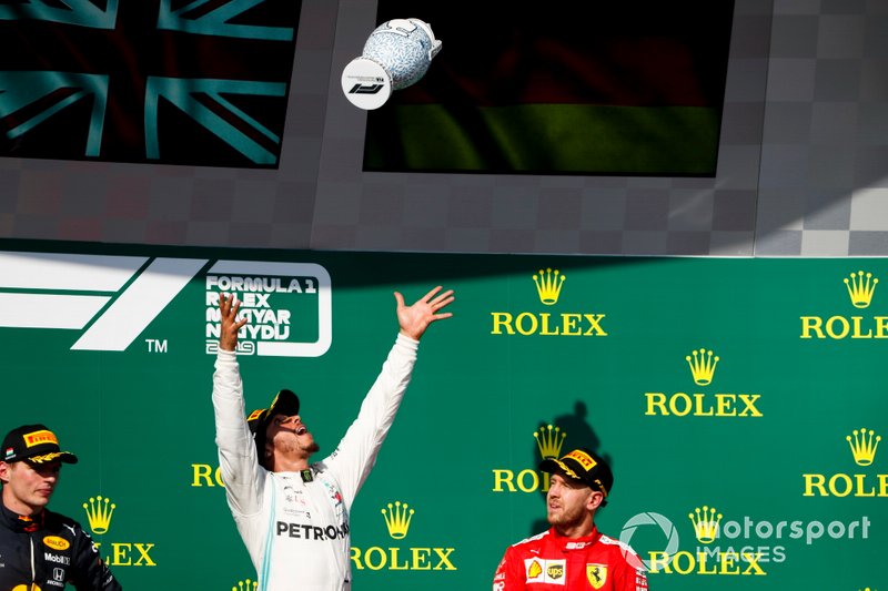 Max Verstappen, Red Bull Racing, Lewis Hamilton, vainqueur de la course, Mercedes AMG F1 et Sebastian Vettel, Ferrari sur le podium avec le trophée