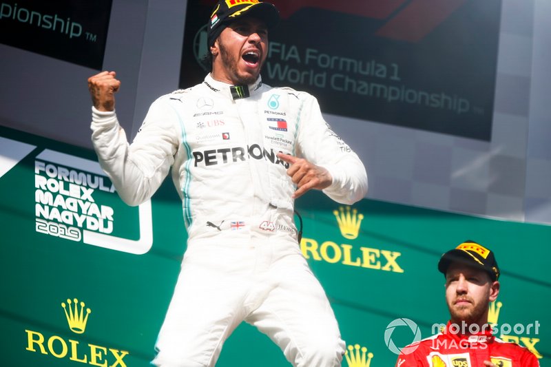 Vainqueur de la course Lewis Hamilton, Mercedes AMG F1 célèbre sur le podium avec Sebastian Vettel, Ferrari 
